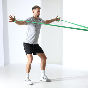 Ejercicio de aperturas con banda Flexvit Multi verde