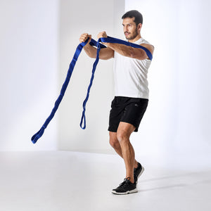 Ejercicio de empuje con banda Flexvit Multi azul