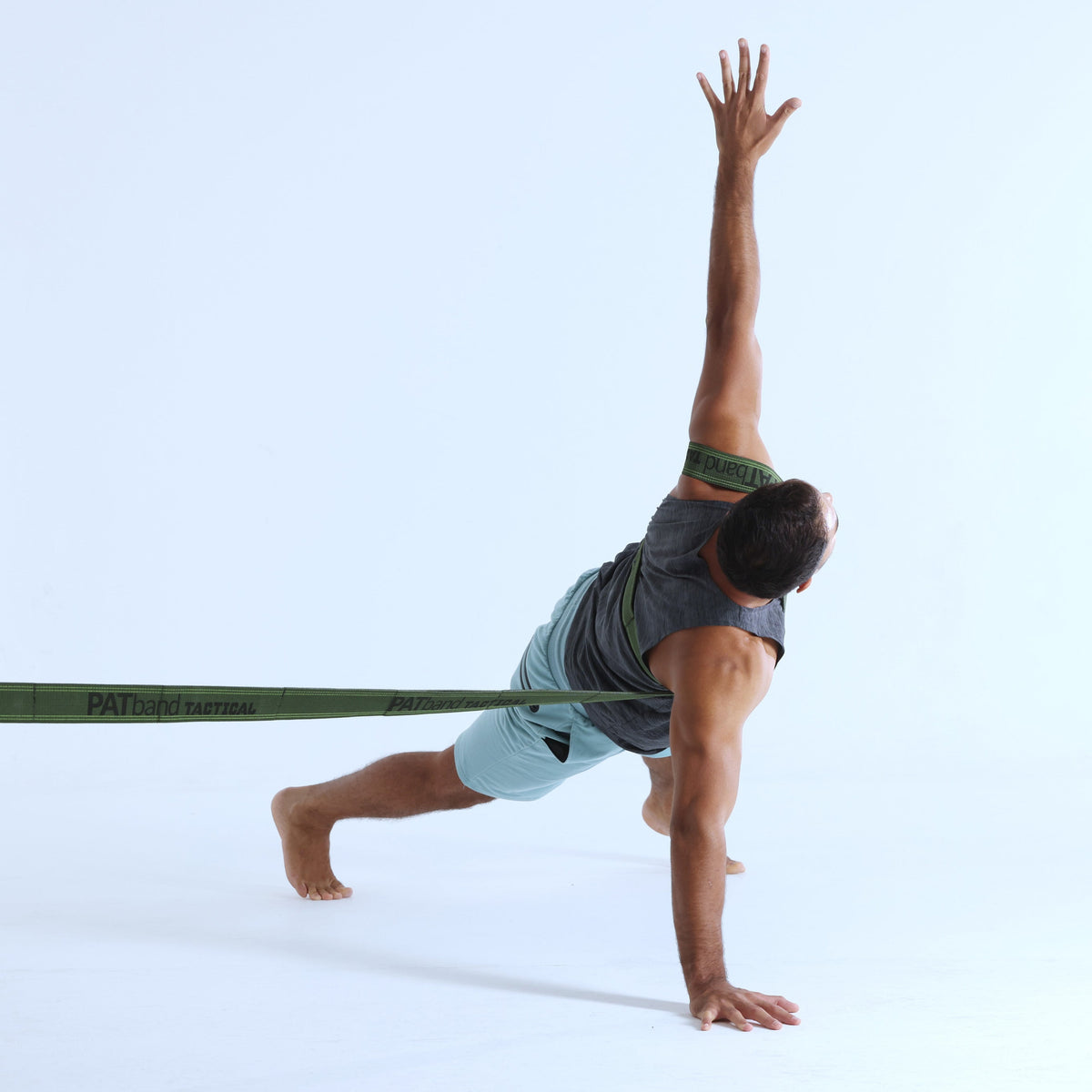 Flexvit PATband oliva en un ejercicio de rotación